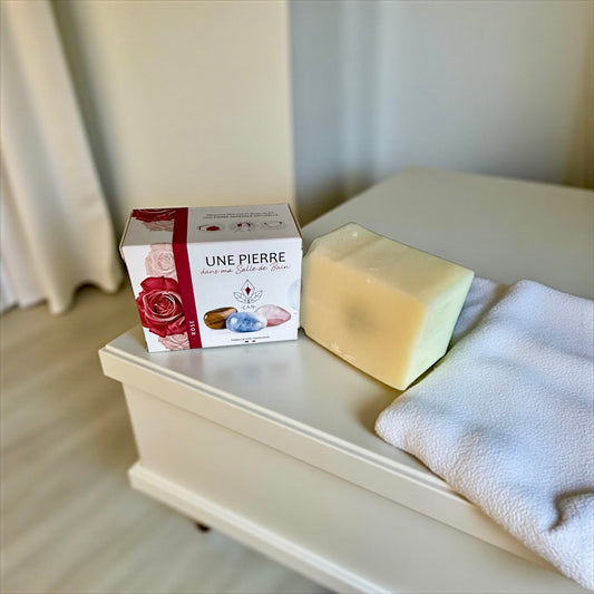 Savon Rose 140 g avec pierre roulée à l'intérieur