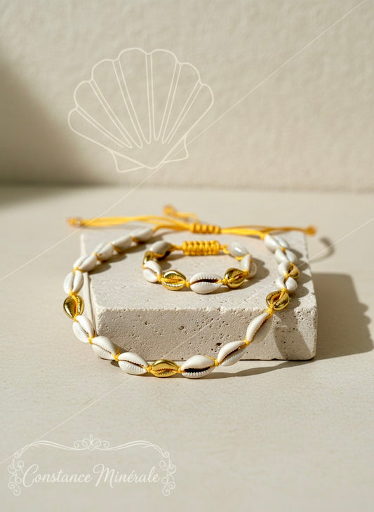 Bracelet en cauris naturels dorés