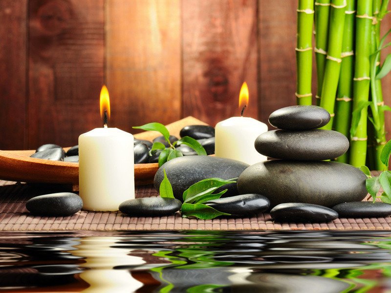 Galets, bougies et bambou pour une ambiance zen