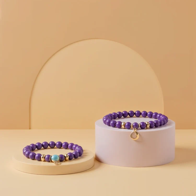 Bracelets en améthyste présentés sur des socles