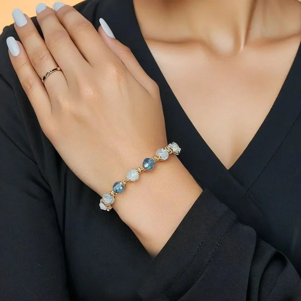 Bracelet en pierres naturelles porté par une femme