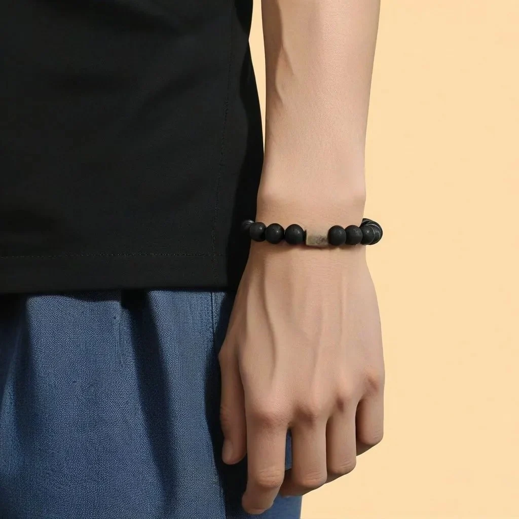 Bracelet en pierres naturelles porté par un homme