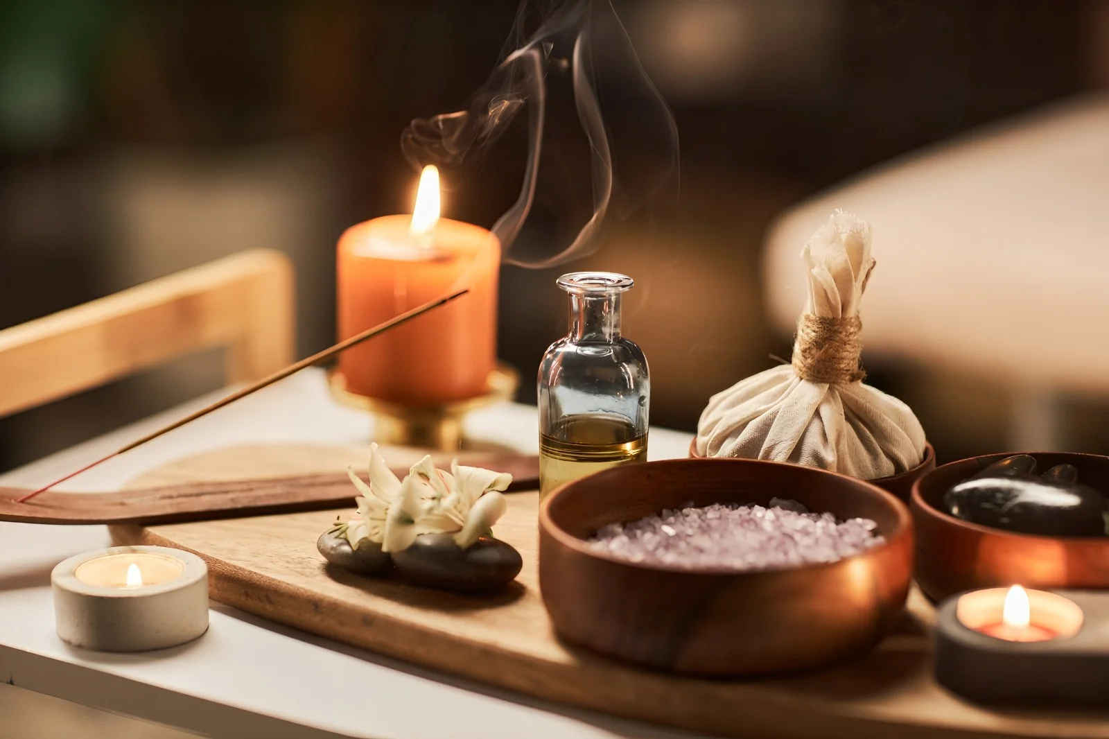 Rituel bien-être : bougies, encens, sel de bain et huile essentielle