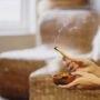 Bienfaits du palo santo : bâton de bois sacré qui fume