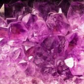 Acheter des géodes : géode d'améthyste ouverte aux cristaux violets