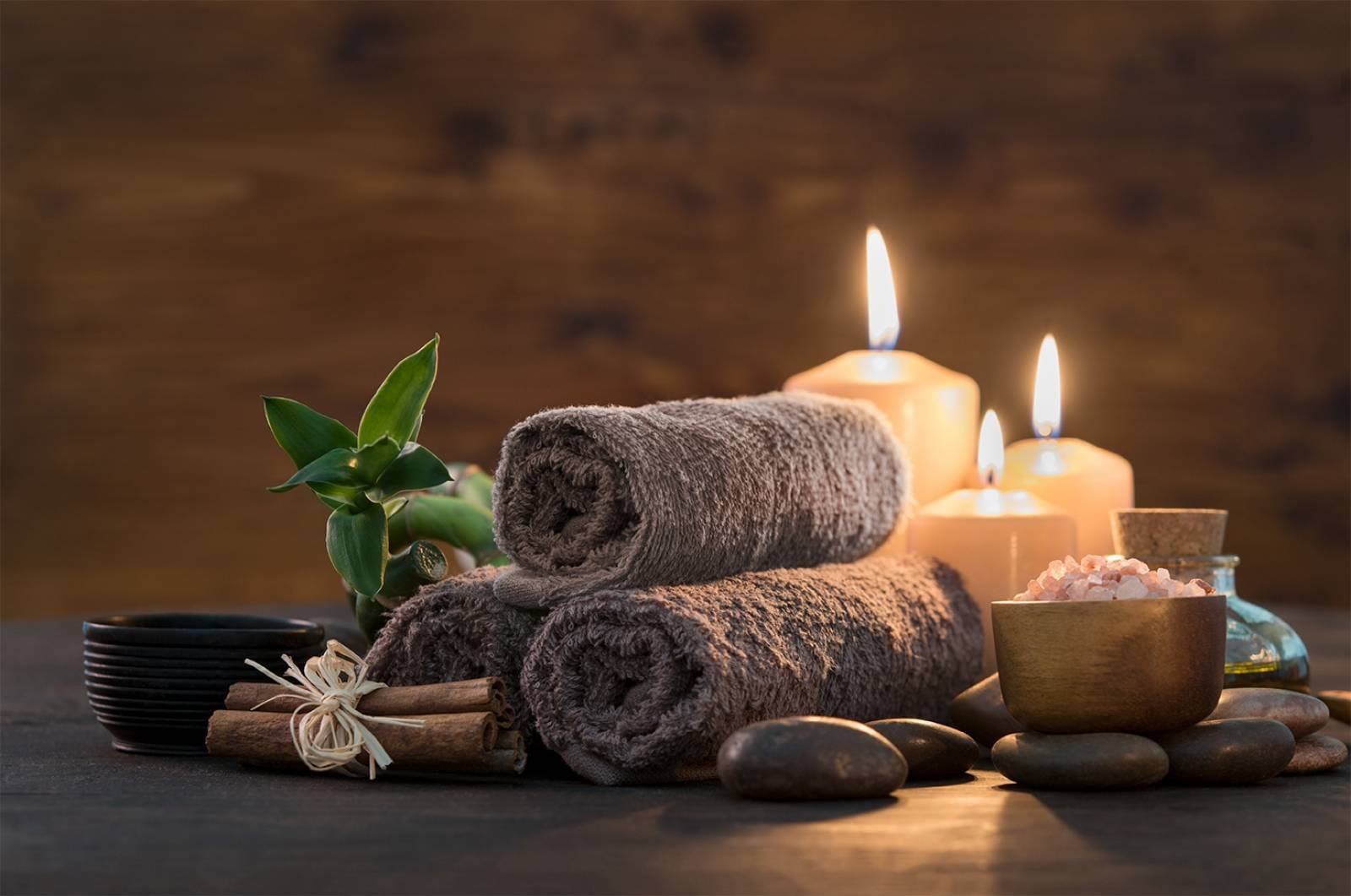 Serviettes, bougies et soins pour un moment de détente