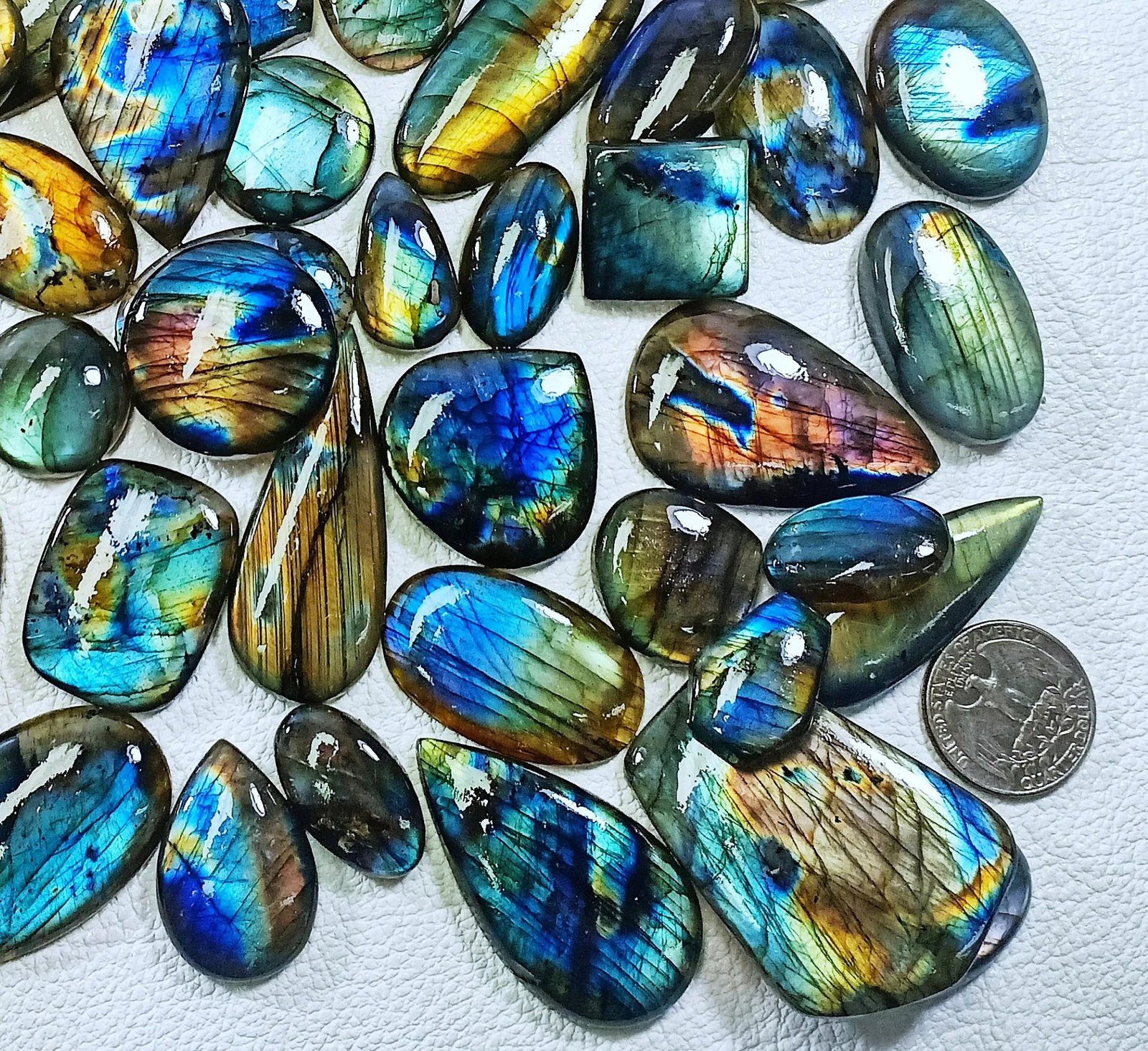 Labradorite aux reflets bleus et bijoux en pierre naturelle